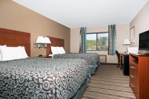 Postel nebo postele na pokoji v ubytování Days Inn by Wyndham Mankato