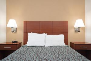 Postel nebo postele na pokoji v ubytování Days Inn by Wyndham Mankato