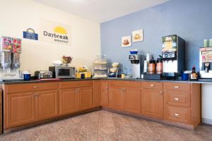 cocina con armarios de madera y encimera en Days Inn by Wyndham Mankato en Mankato