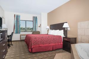 Postel nebo postele na pokoji v ubytování Days Inn by Wyndham Mankato + 24 fotografií