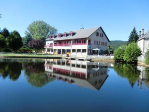 una grande casa seduta accanto a un grande corpo d'acqua di Le Lac Des Moines a Condat