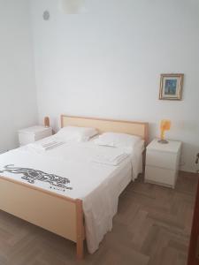 モンテジルヴァーノにあるCasa vacanza Montesilvanoのベッドルーム1室(大きな白いベッド1台、ナイトスタンド2台付)