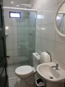 Maraga Beach Hostel tesisinde bir banyo