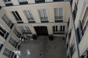 an overhead view of a building with a courtyard at Hostal Yolanda in Madrid