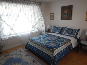 1 dormitorio con cama y ventana en Clean Quiet Comfortable suite; Coquitlam Center, en Coquitlam