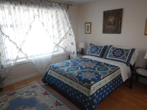 Postel nebo postele na pokoji v ubytování Clean and Quiet 2 bdr 2 bthr private entrance entire guests suite near Coquitlam Center mall and skytrain