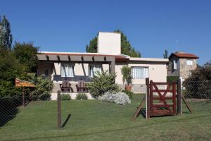 een huis met een hek ervoor bij Lomas del Vergel in Los Reartes