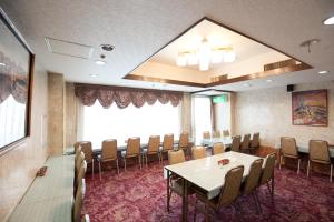 A restaurant or other place to eat at Ryogoku River Hotel