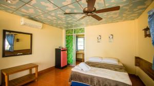 ein Schlafzimmer mit zwei Betten und einem Deckenventilator in der Unterkunft Tropicana Khophagan Resort Hotel in Thongsala