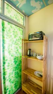 ein Badezimmer mit einer Dusche mit einem Toaster, einem Backofen im Regal in der Unterkunft Tropicana Khophagan Resort Hotel in Thongsala