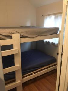 Двухъярусная кровать или двухъярусные кровати в номере Wasaga Bridge Cottages