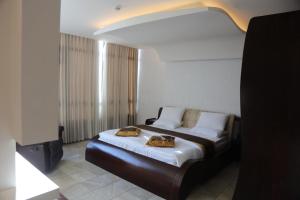 Postel nebo postele na pokoji v ubytování Royal Suites