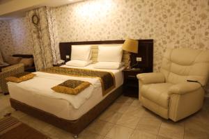 Postel nebo postele na pokoji v ubytování Royal Suites