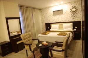 Postel nebo postele na pokoji v ubytování Royal Suites