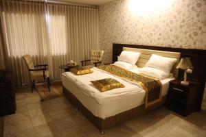 Postel nebo postele na pokoji v ubytování Royal Suites