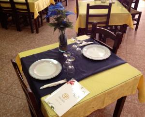 Un restaurante o sitio para comer en Hostal Casa Paco