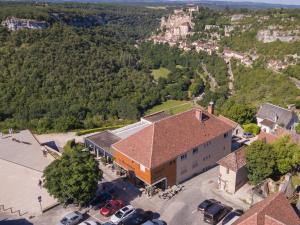 Una vista aérea de Logis Hôtels - Le Belvédère - Hôtel 2 étoiles et Restaurant