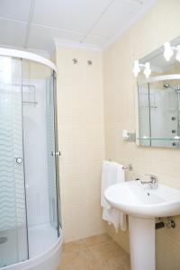 Un baño de Hostal Casa Paco