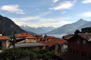 widok na miasto z górami w tle w obiekcie Valentina Apartment w mieście Menaggio