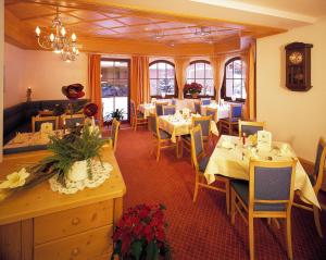 Restauracja lub miejsce do jedzenia w obiekcie Hotel Reitlwirt