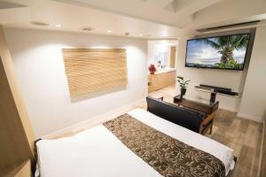 Un pat sau paturi într-o cameră la HOTEL ATLAS Shinkabukicho (Adult Only)
