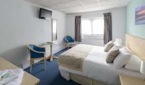 Postel nebo postele na pokoji v ubytování Sandown Park Lodge
