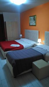ナポリにあるB&B Blu Angelsのホテルルーム内のベッド2台