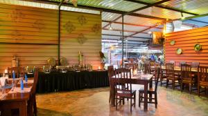 Thebe River Safaris餐厅或其他用餐的地方