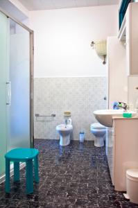 Serra San QuiricoにあるB&B Il Colleのバスルーム(トイレ2つ、シンク付)
