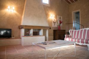 a living room with a couch and a fireplace at Tenuta di Rota in Reggello