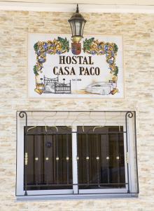 um sinal para uma casa de hospital rapoco num edifício em Hostal Casa Paco em Chilches