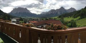 balcón con vistas a la localidad y a las montañas en Haus Antonia, en Lermoos