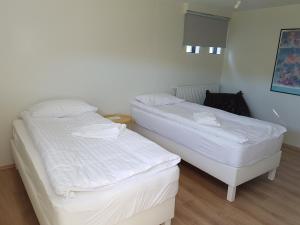 duas camas sentadas uma ao lado da outra num quarto em Fermata North em Laugar
