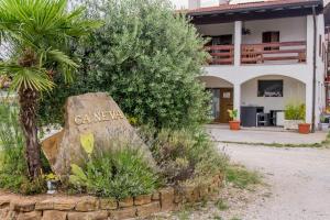 una señal que dice cannerilla delante de un edificio en B&B Ca'neva, en Cividale del Friuli