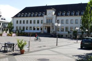 a person riding a bike in front of a building at Apartment Am Markt 13 in Konz