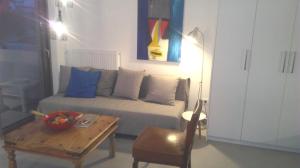 - un salon avec un canapé et une table dans l'établissement Palamidi view newly constructed studio, à Nauplie
