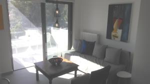 - un salon avec un canapé et une table dans l'établissement Palamidi view newly constructed studio, à Nauplie