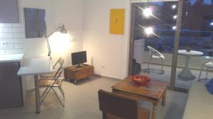Televízia a/alebo spoločenská miestnosť v ubytovaní Palamidi view newly constructed studio