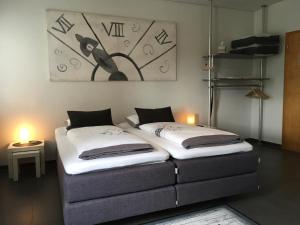 a bedroom with two beds and a painting on the wall at Hotel Brasserie Typisch in Kell