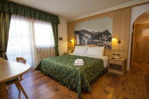 Postel nebo postele na pokoji v ubytování Hotel Alpi