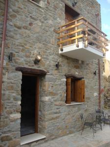 VolissosにあるVolissos Homesの石造りの建物(バルコニー、テーブル付)