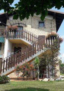 budynek ze schodami z kwiatami w obiekcie Antico Borgo Leone w mieście Rauscedo