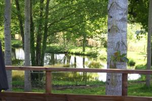 Mauléon的住宿－Chambres d'hôtes la landrière，木板凳享有河景