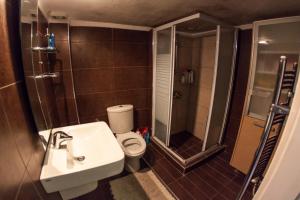 A bathroom at Velis apartment Thessaloniki Még 25 kép