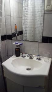 un lavandino bianco in un bagno con specchio di Apartamento Hernandez a Villa Mercedes