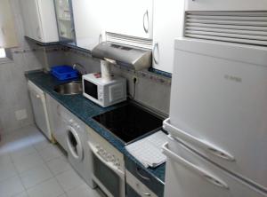 uma cozinha com um frigorífico branco e um micro-ondas em Madrid Rent 4 em Madri