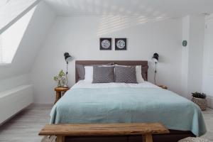A bed or beds in a room at Studio De Bilt