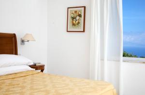 a bedroom with a bed and a window at Hotel Bellavista in Anacapri