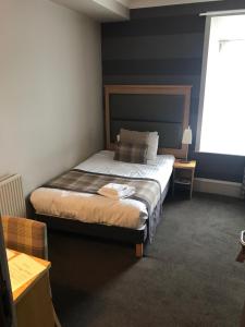 Postel nebo postele na pokoji v ubytování Buchan Hotel