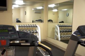 Fitness centrum a/nebo fitness zařízení v ubytování Westmark Anchorage Hotel